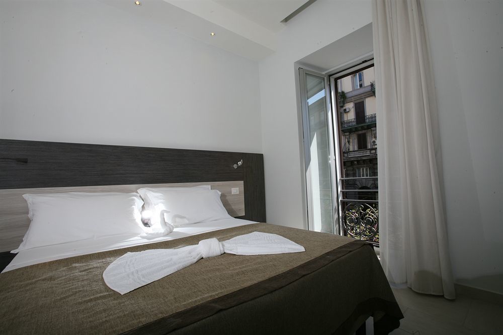 นาโปลี สวีท Bed & Breakfast เนเปิลส์ ภายนอก รูปภาพ