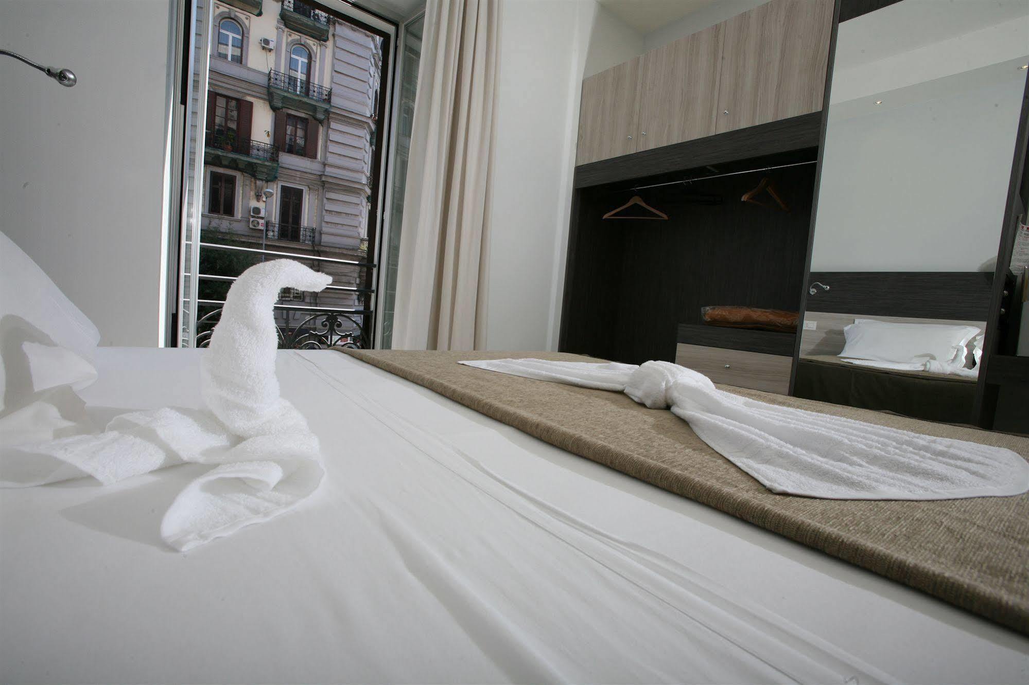 นาโปลี สวีท Bed & Breakfast เนเปิลส์ ภายนอก รูปภาพ