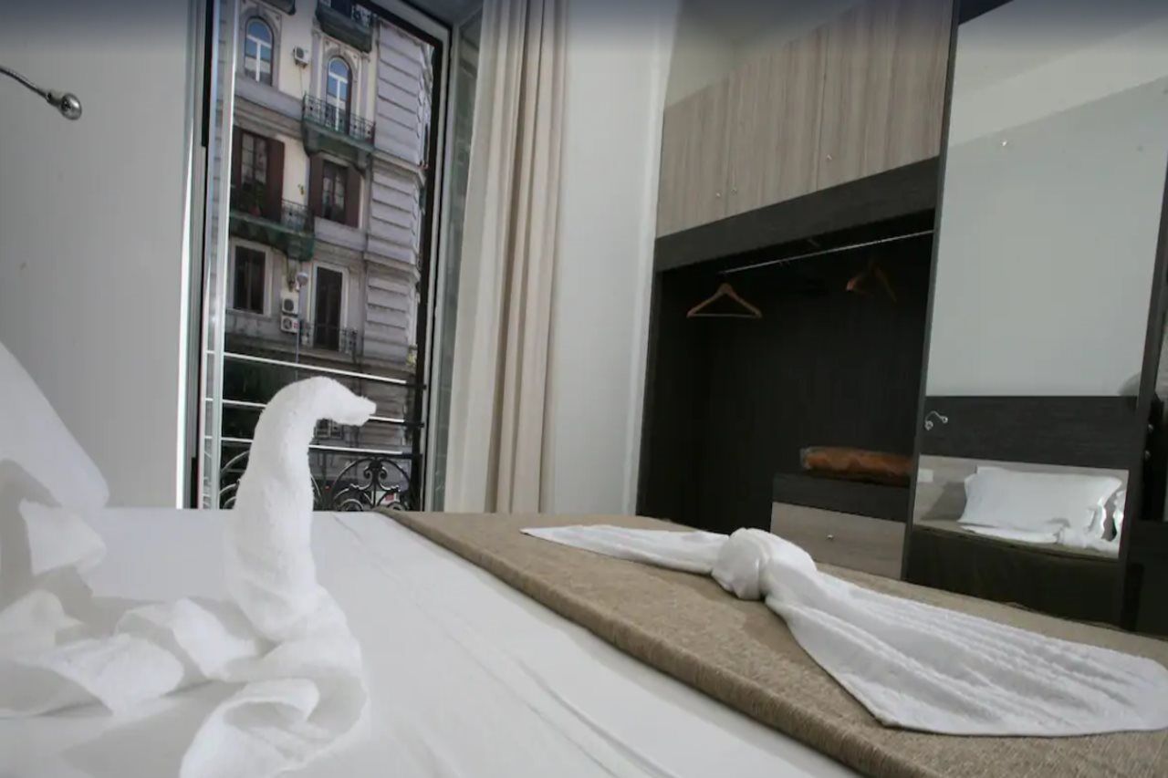 นาโปลี สวีท Bed & Breakfast เนเปิลส์ ภายนอก รูปภาพ